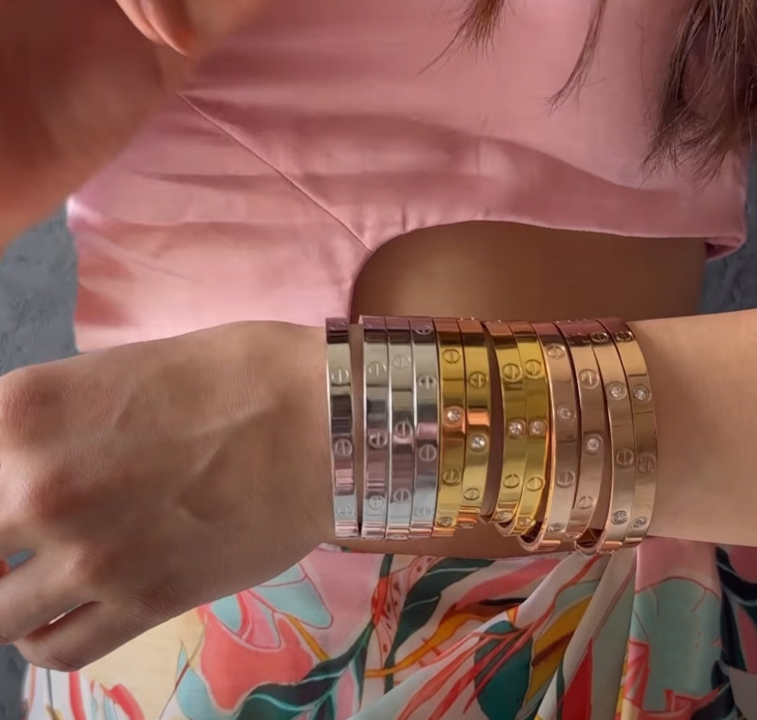 a model shows harshi anti tarnish dailywear bracelets combo on her hand